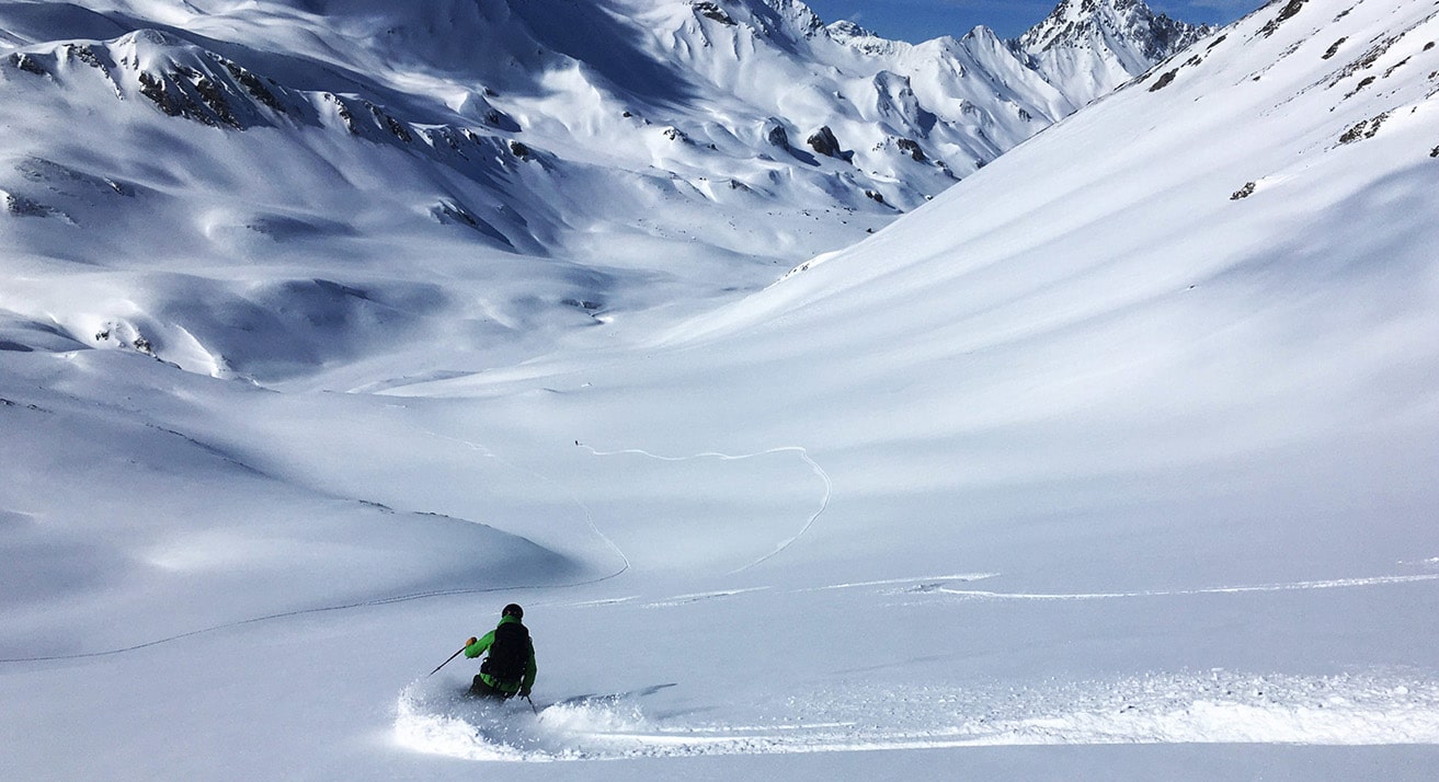 Guillaume turning in powder snow - but a rear shot this time.